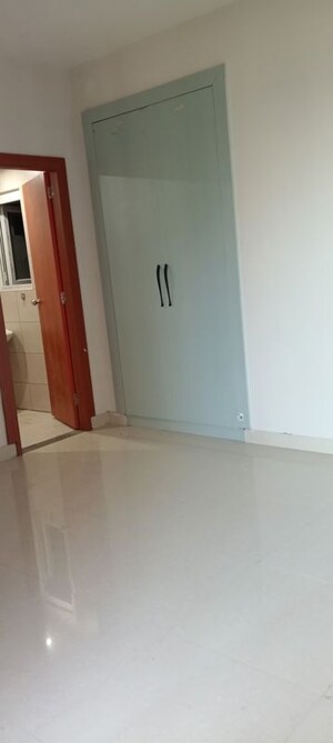 Room in 3 BHK Apartment at Tata Eureka Park, Sector 150 – for Rent