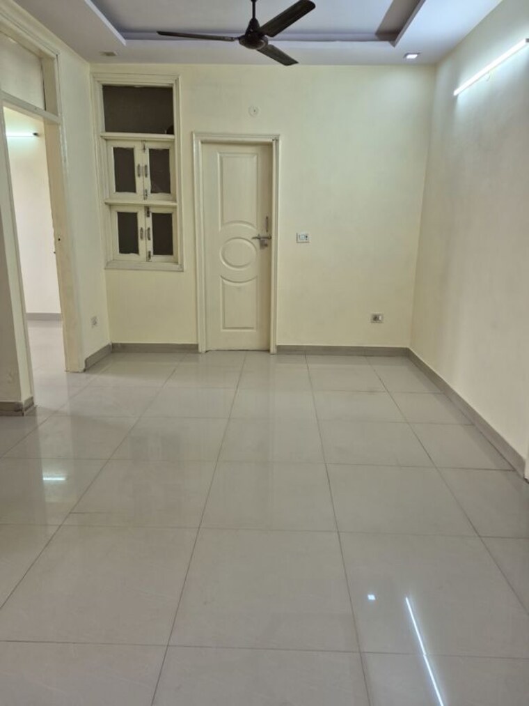 Room, mayur vihar 2.5 Bedroom 850 Sq.Ft. Builder Floor In Mayur Vihar Delhi 10676583