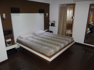 Bedroom in 3.5 BHK Apartment at Juhu Sun N Sea CHS, Juhu – for Sale