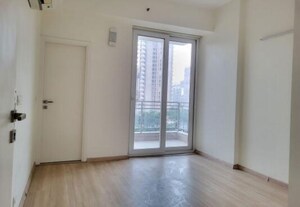 Room in 3 BHK Apartment at DLF The Primus, Sector 82a – for Rent
