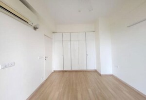 Room in 3 BHK Apartment at DLF The Primus, Sector 82a – for Rent