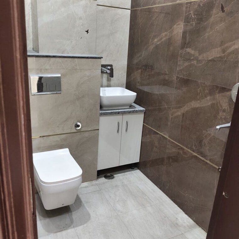 Bathroom, sector 9a 3 Bedroom 1950 Sq.Ft. Builder Floor In Sector 9a Gurgaon 10676701