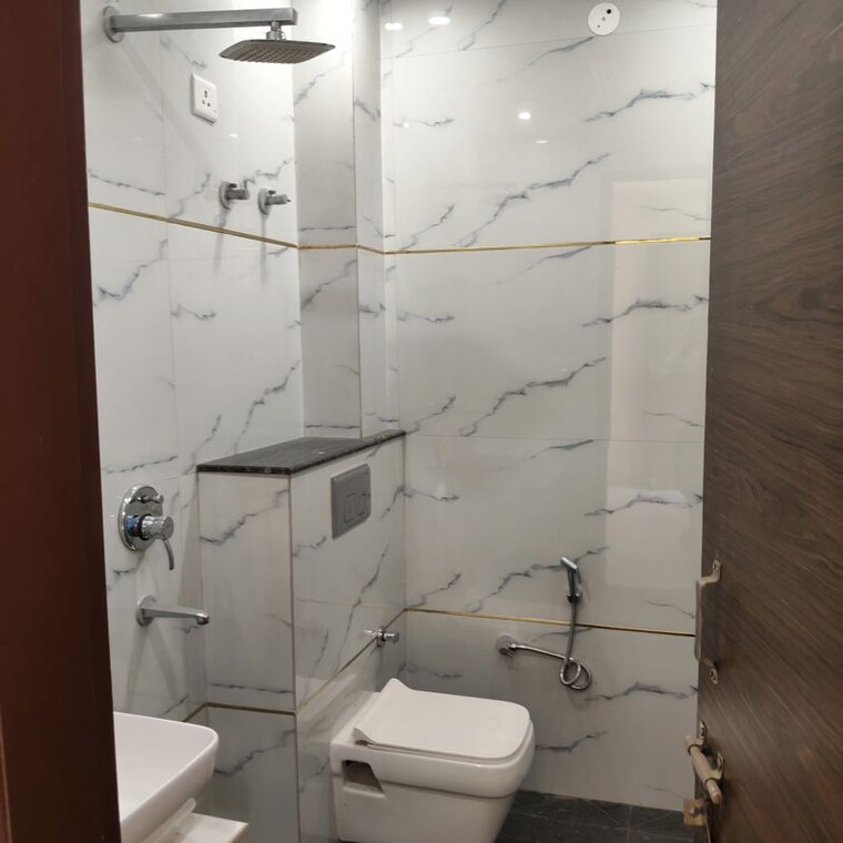 Bathroom, sector 9a 3 Bedroom 1950 Sq.Ft. Builder Floor In Sector 9a Gurgaon 10676701