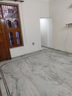 Room in 2.5 BHK Builder Floor at Sector 9 – for Rent