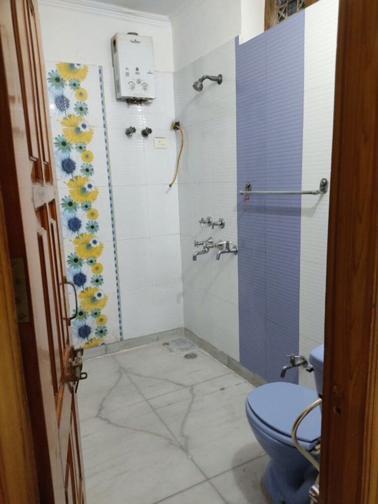 Bathroom, sector 9 2.5 Bedroom 1650 Sq.Ft. Builder Floor In Sector 9 Gurgaon 10676718