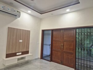 Room in 5 BHK Villa at Safdarjung Development Area – for Rent