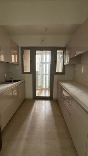 Room in 2 BHK Apartment at Piramal Aranya, Byculla – for Rent