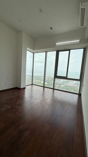 Room in 2 BHK Apartment at Piramal Aranya, Byculla – for Rent