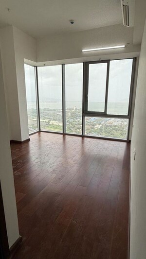 Room in 2 BHK Apartment at Piramal Aranya, Byculla – for Rent