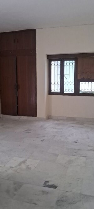 Room in 3.5 BHK Apartment at Sarita Vihar – for Rent