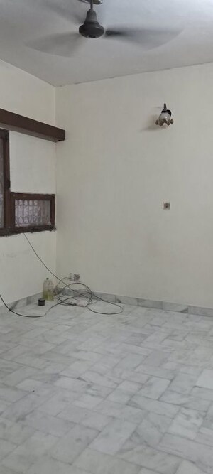 Room in 3.5 BHK Apartment at Sarita Vihar – for Rent