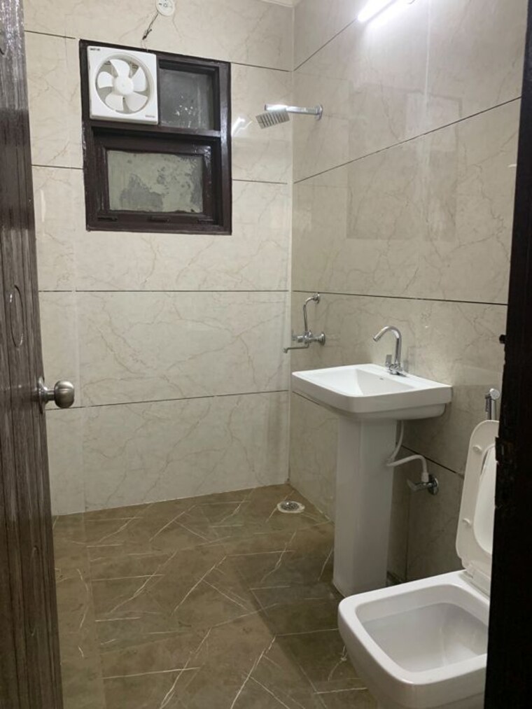 Bathroom, green fields colony 3 Bedroom 1200 Sq.Ft. Builder Floor In Green Fields Colony Faridabad 10676814