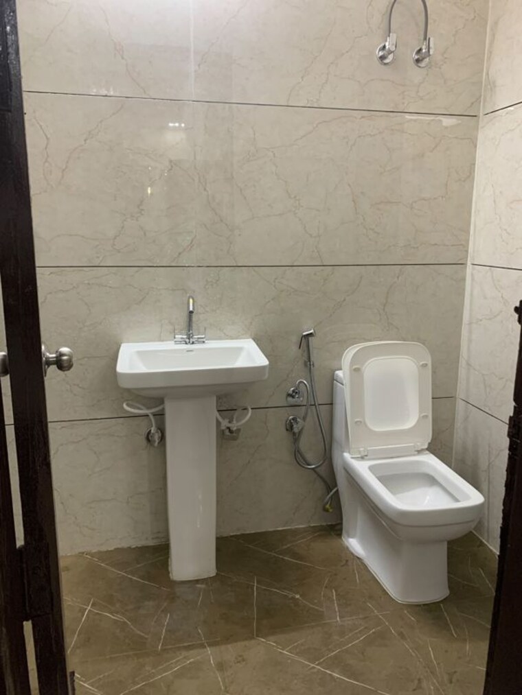 Bathroom, green fields colony 3 Bedroom 1200 Sq.Ft. Builder Floor In Green Fields Colony Faridabad 10676814
