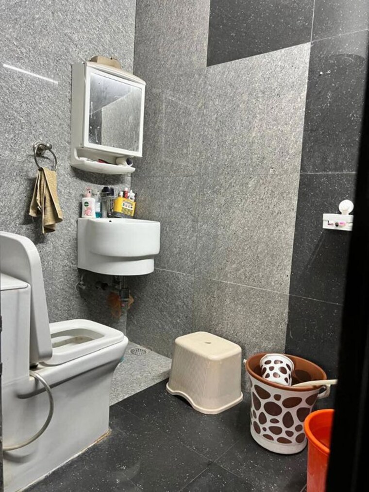 Bathroom, green fields colony 4 Bedroom 1650 Sq.Ft. Builder Floor In Green Fields Colony Faridabad 10676837