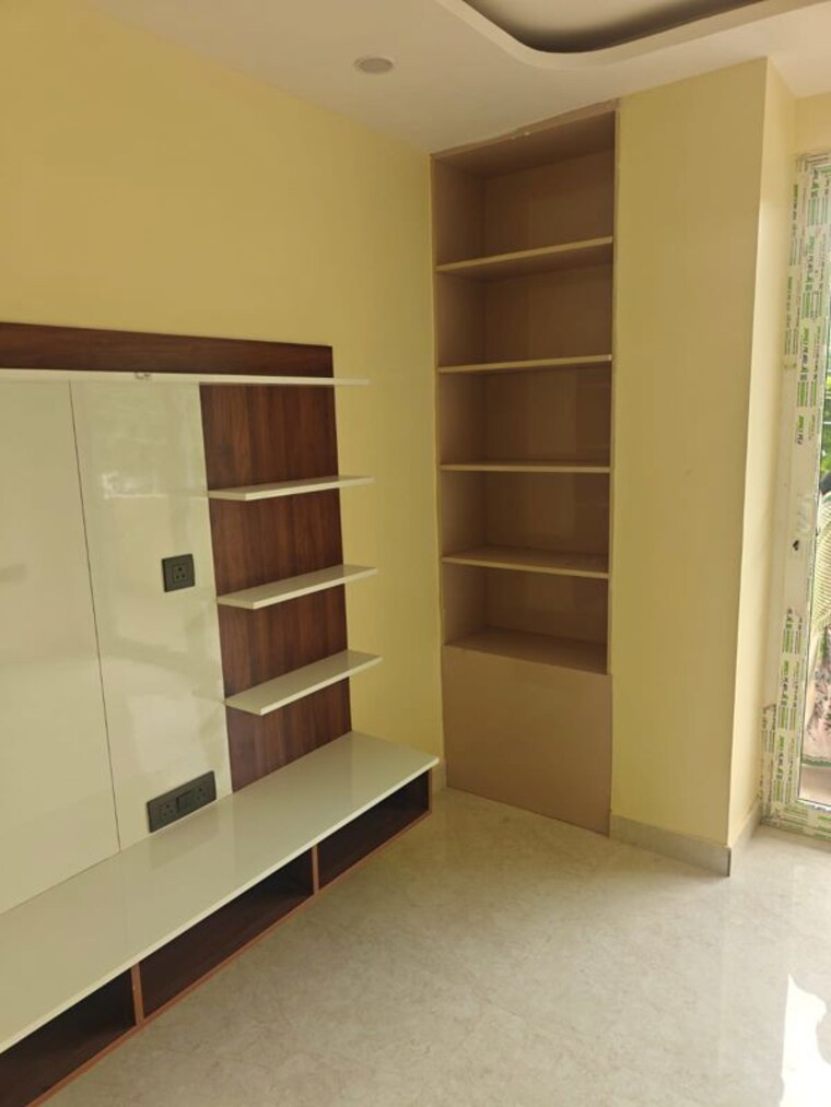 Room, sector 5 4 Bedroom 350 Sq.Yd. Builder Floor In Sector 5 Gurgaon 10676920