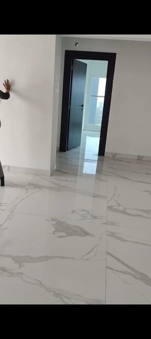 Room in 3 BHK Apartment at RNA NG Royal Heights, Andheri West – for Rent