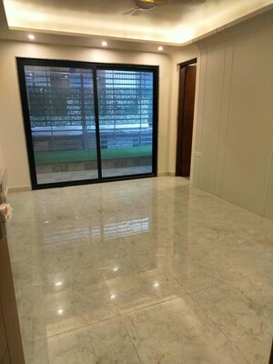 Room in 3 BHK Builder Floor at Sector 21 – for Rent