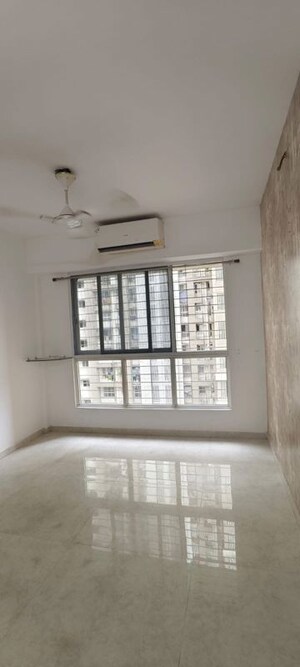 Room in 1 BHK Apartment at Lodha Amara, Kolshet Road – for Rent