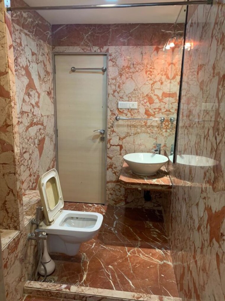 Bathroom, khar west 3 Bedroom 1400 Sq.Ft. Apartment In Khar West Mumbai 10677076