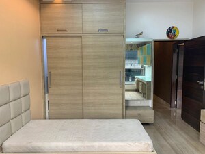 Room in 3 BHK Apartment at Khar West – for Sale
