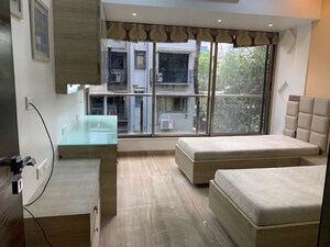 Room in 3 BHK Apartment at Khar West – for Sale