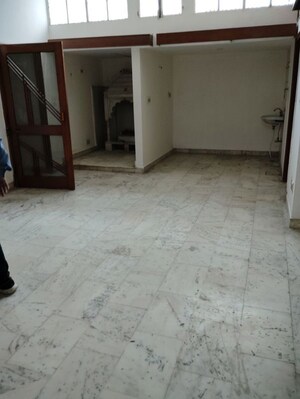 Room in 4 BHK Villa at Ravindra Garden, Aliganj – for Rent