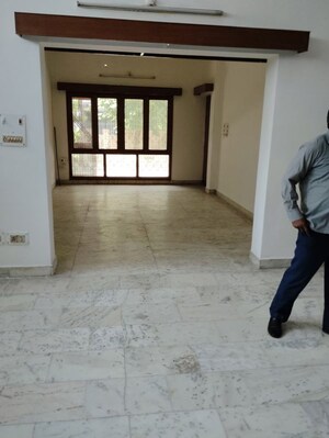 Room in 4 BHK Villa at Ravindra Garden, Aliganj – for Rent