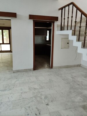 Room in 4 BHK Villa at Ravindra Garden, Aliganj – for Rent