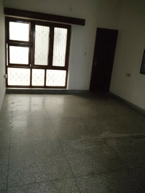 Room in 4 BHK Villa at Ravindra Garden, Aliganj – for Rent