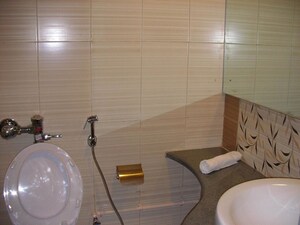 Bathroom in 1 BHK Apartment at Jyoti Complex, Goregaon East – for Rent