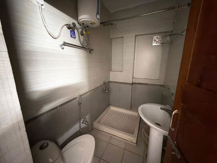Bathroom, mg road 4 Bedroom 2800 Sq.Ft. Apartment In Mg Road Bangalore 10677155