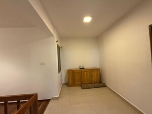 Room in 4 BHK Apartment at Mg Road – for Rent