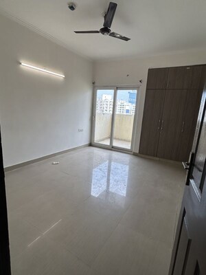 Furnished Amenities in 3 BHK Apartment at Paramount Floraville, Sector 137 – for Rent