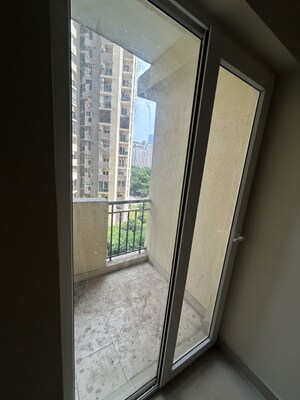 Furnished Amenities in 3.5 BHK Apartment at Paramount Floraville, Sector 137 – for Rent