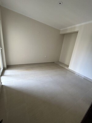 Room in 3.5 BHK Apartment at Paramount Floraville, Sector 137 – for Rent