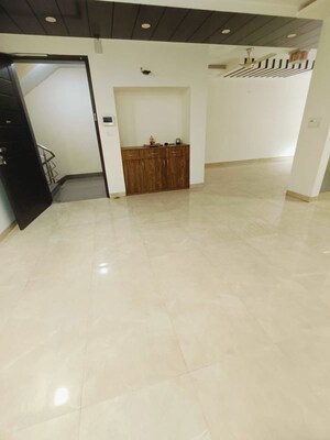 Room in 3 BHK Builder Floor at Raj One Good Earth, Sector 71 – for Sale