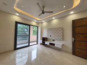 Room in 3 BHK Builder Floor at Raj One Good Earth, Sector 71 – for Sale