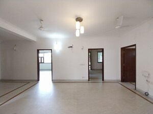 Room in 4 BHK Builder Floor at South City 1 – for Rent