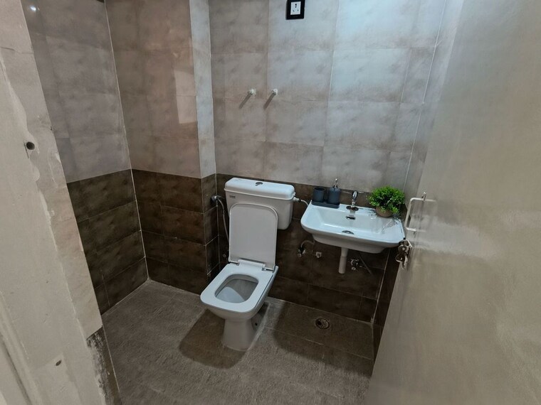 Bathroom, rof-aalayas-phase-2 3 Bedroom 864 Sq.Ft. Apartment In Sector 102 Gurgaon 10677224