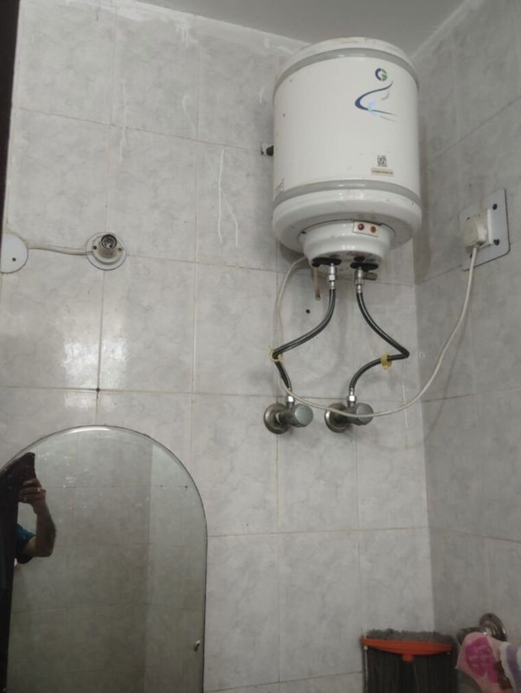Bathroom, gracious-tower 1 Bedroom 500 Sq.Ft. Builder Floor In Sector 56 Gurgaon 10677284