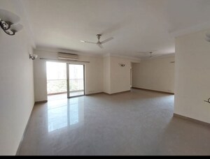 Room in 4 BHK Apartment at DLF The Belaire, Sector 54 – for Rent