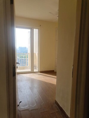 Room in 3.5 BHK Apartment at Emaar Palm Hills, Sector 77 – for Rent