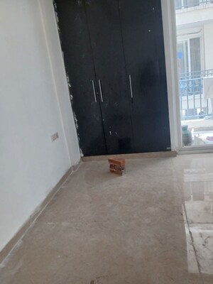 Room in 3.5 BHK Apartment at Roseate Homes, Ghazipur – for Sale