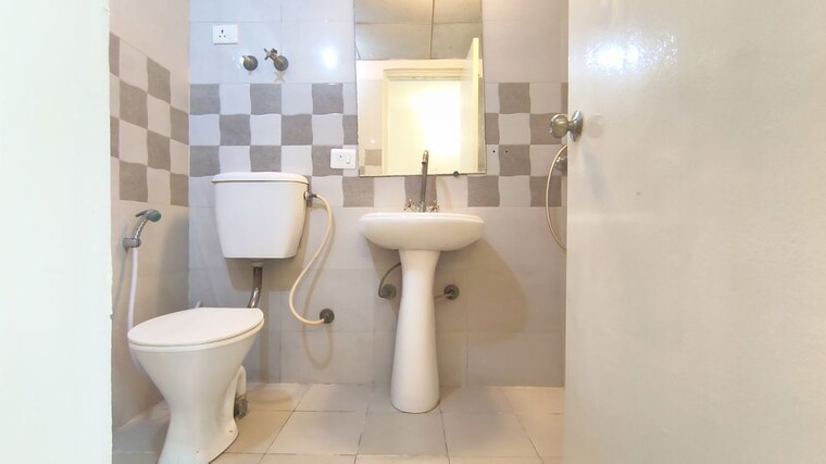 Bathroom, gaur-city-2-14th-avenue 2 Bedroom 955 Sq.Ft. Apartment In Sector 16c Greater Noida Greater Noida 10677310