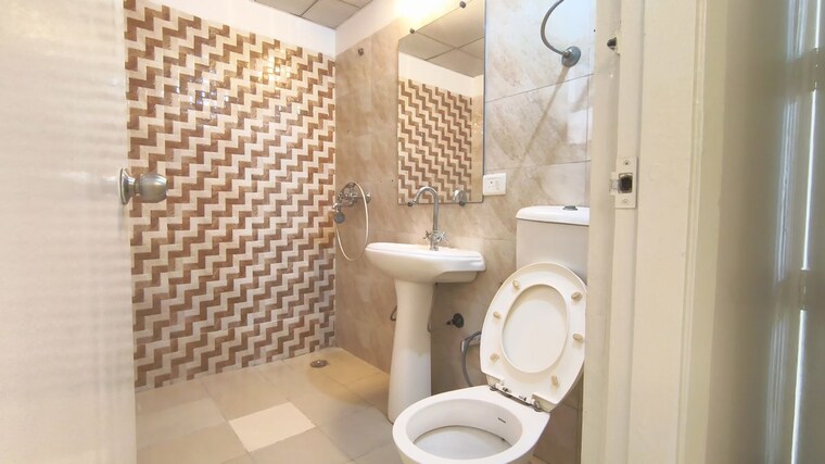 Bathroom, gaur-city-2-14th-avenue 2 Bedroom 955 Sq.Ft. Apartment In Sector 16c Greater Noida Greater Noida 10677310