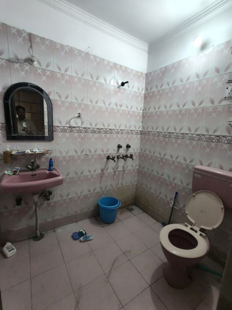 Bathroom, sector 19 3 Bedroom 1500 Sq.Ft. Independent House In Sector 19 Noida 10677371