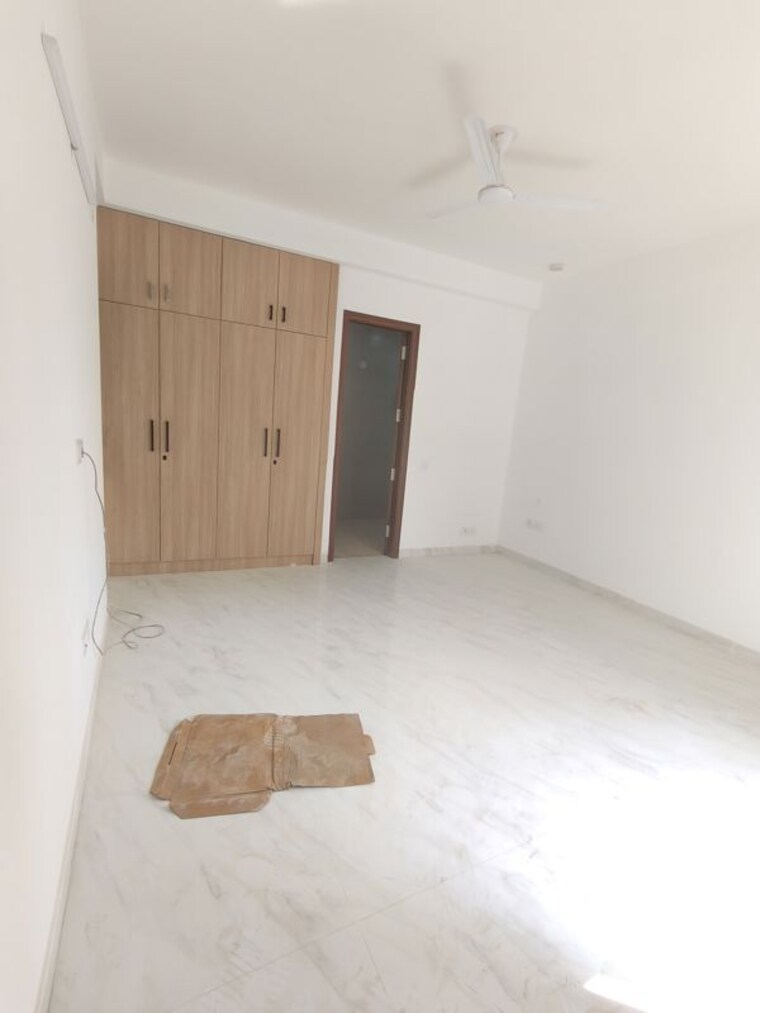 Room, sector 46 3 Bedroom 300 Sq.Mt. Independent House In Sector 46 Noida 10677384