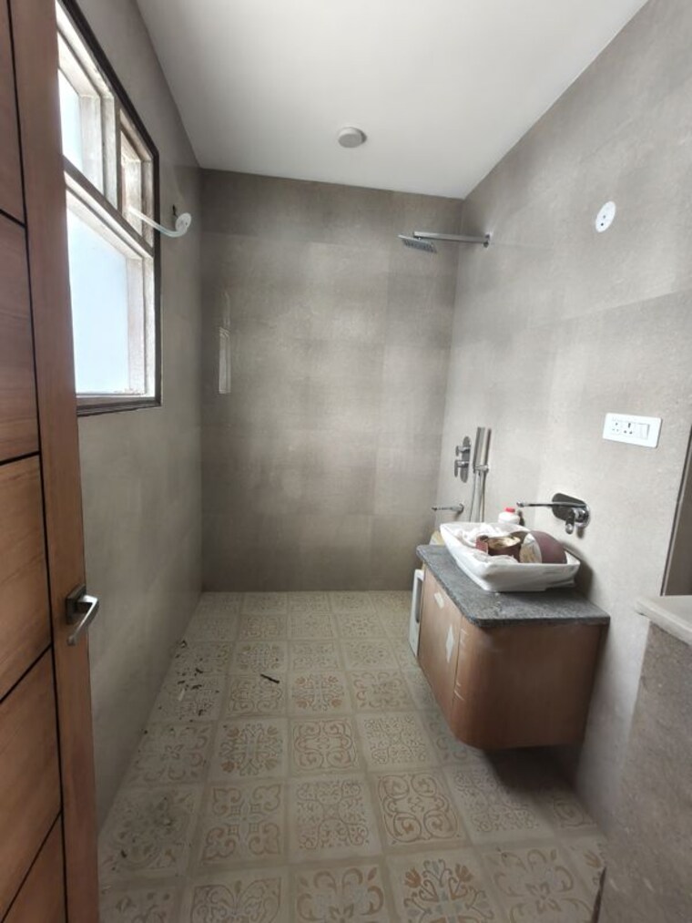 Bathroom, sector 46 3 Bedroom 300 Sq.Mt. Independent House In Sector 46 Noida 10677384
