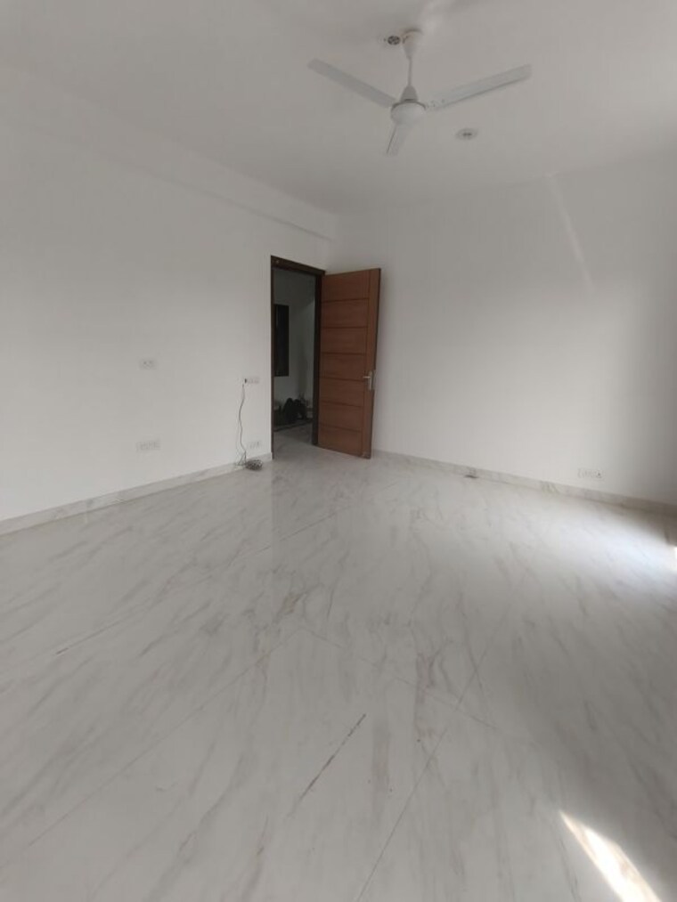 Room, sector 46 3 Bedroom 300 Sq.Mt. Independent House In Sector 46 Noida 10677384