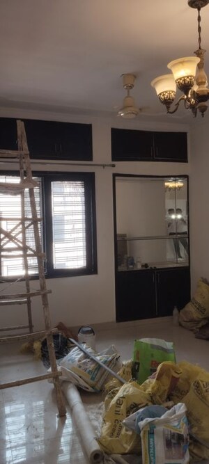 Room in 3.5 BHK Apartment at Sarita Vihar – for Rent